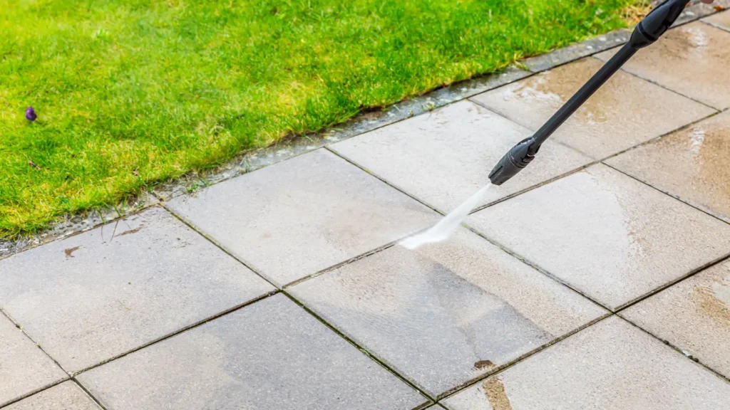 Czym czyścić kostkę brukową? Sprawdzamy domowe sposoby i rozwiązania profesjonalne